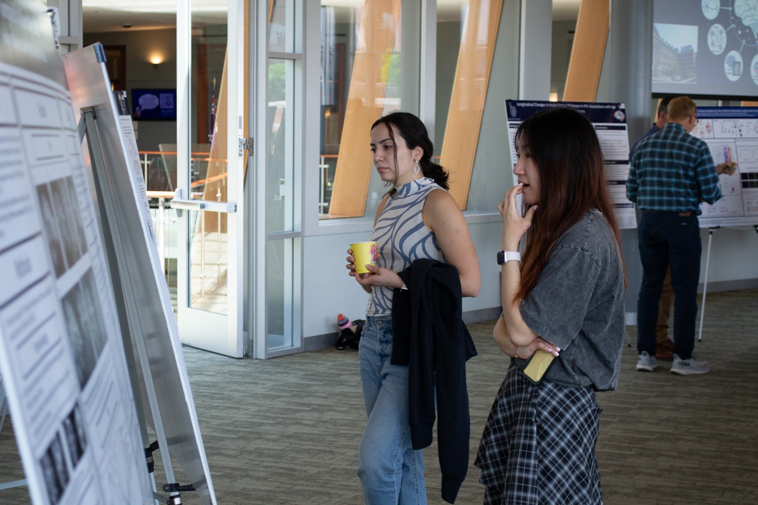 Students read posters at Neuroscience Student Research Day